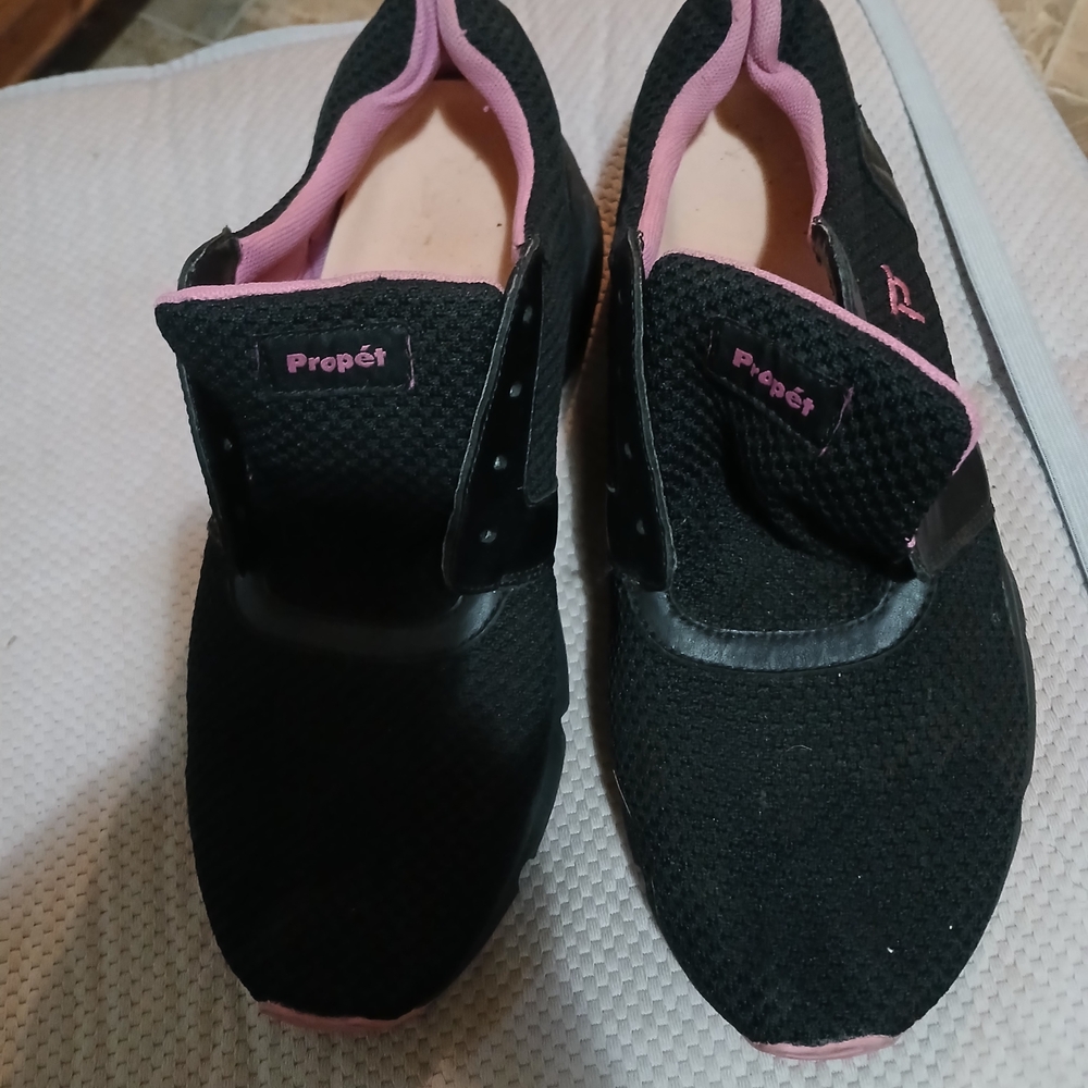 Propet Women's Black and Pink Stability Sneakers Size 13 Don't Have The Shoe Str